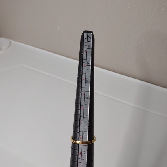 Size 8.25 Gold Tone Ring With Clear Stones - Picture 13 of 14